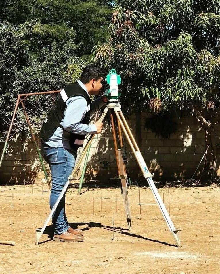 El arquitecto de NILA haciendo un levantamiento topográfico en obra